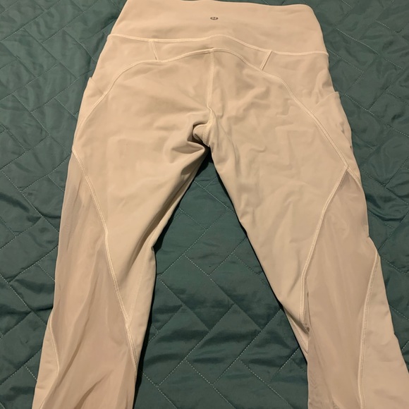 White Lululemon crop with mesh detail - Picture 2 of 5